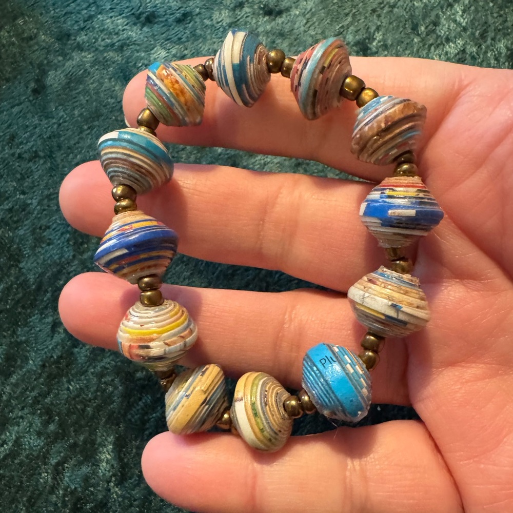 Haitian paper bead stretch bracelet, EUC. Stretches to about 7” wrist.